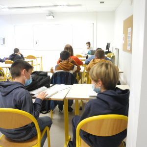 Enseignante et élèves dans la même bulle
