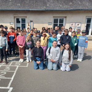 Les CM et les 6es dans la cour de l'école de Saint Thual