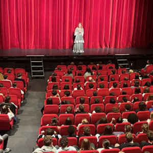 Roxane accueille les spectateurs