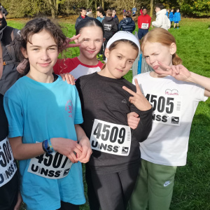 Les sixièmes filles, en forme, avant leur départ