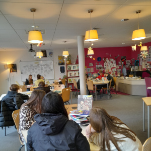 Les élèves découvrent la sélection de fictions et de documentaires