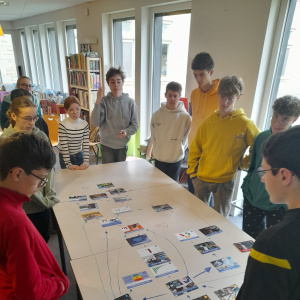 Deux groupes devant une fresque