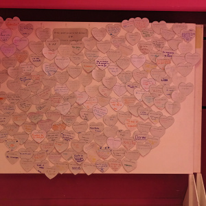 Les « Et toi qu'est-ce qui te fait du bien » : Petits cœurs compléter par les collégiens