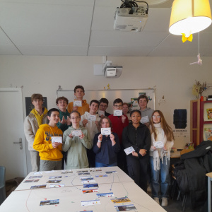 Les deux groupes du CDI avec leur « diplôme »