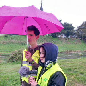 Un petit coin de parapluie pour Zoya, preneuse de son !