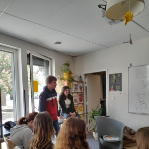 Enora et Arthur, présentent le public