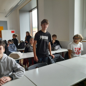 Les élèves s'installent dans la salle (mardi 15/10)